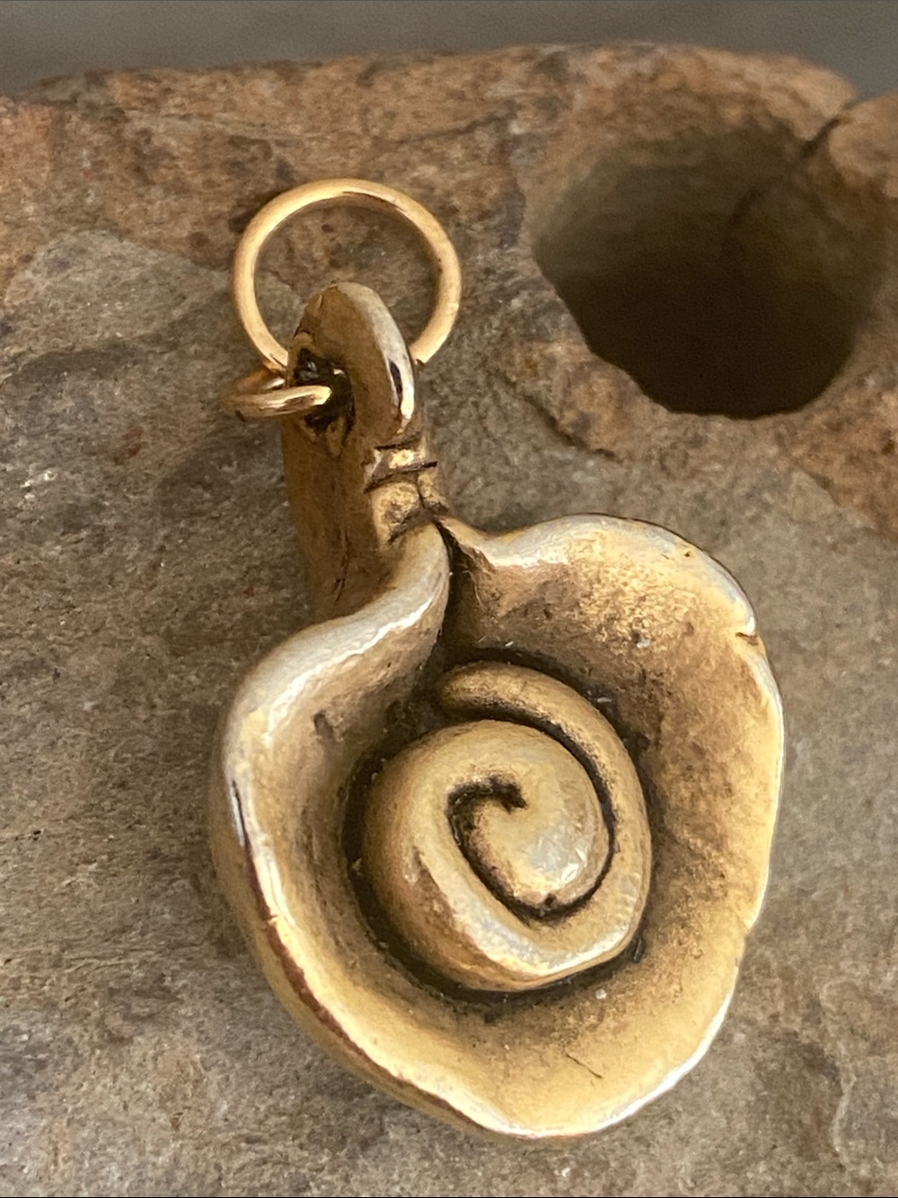 5/$10❤️❤️❤️Vintage 80s Brass Rose Pendant